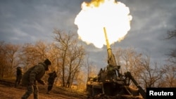 Воїни ЗСУ ведуть вогонь з САУ 2С7 «Піон» по позиціях російської арміїна лінії фронту в Херсонській області, 9 листопада 2022 року