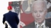 Видео од американскиот претседател Џо Бајден додека поранешниот американски претседател Доналд Трамп зборува за време на митинг пред среднорочните избори, во Мајами, Флорида, САД, 6 ноември 2022 година