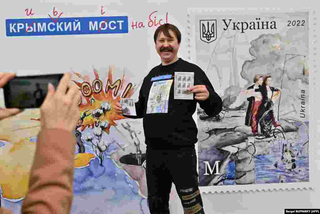 Иллюстрации взрыва моста использовались для сбора денег на военные нужды Украины. Недавно была выпущена новая марка под названием «Крымский мост, на бис!» 