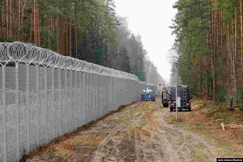 4-метровата преграда на границата между Литва и Беларус. Снимката е от 2021 г. Европейските страни вдигнаха гранични бариери с дължина повече от 1000 км през последните 30 години. По-голямата част от тях бяха построени след началото на мигрантската криза през 2015 г.