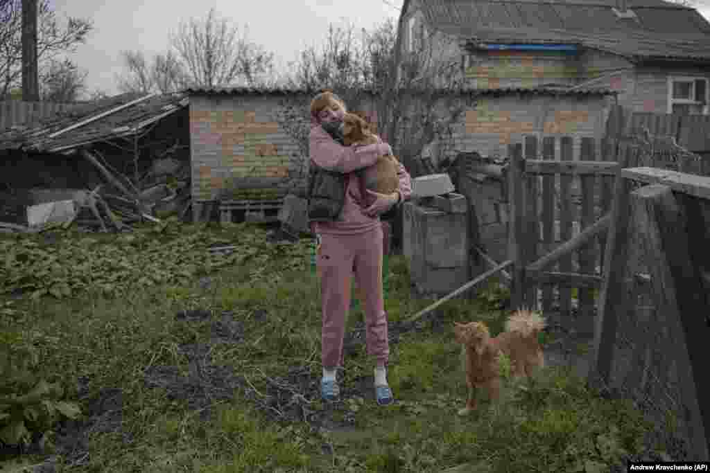 Уряд постачав прісну воду в Демидів, але поставки припинилися в жовтні, коли зламалася цистерна. Люди змушені користуватися тією водою, яка є. «У нас немає іншого варіанту. У нас немає грошей, щоб купувати пляшки (воду у пляшках)», – сказала Ірина Стеценко агенції Associated Press. Її родина страждає на діарею, вона стурбована здоров’ям своїх двох підлітків