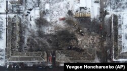 Pogled iz zraka na stambene zgrade pogođene ruskim raketama u Kramatorsku, Ukrajina, četvrtak, 2. februara 2023. 