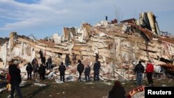 „Она што сега го гледаме е дека активноста се шири на соседните раседи. Очекуваме сеизмичноста да продолжи некое време“, вели Мусон.
