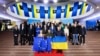 Украинскиот претседател Володимир Зеленски и претседателката на ЕУ Урсула фон дер Лајен со други функционери од ЕУ и Украина, 2 февруари 2023 г.