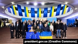 Архівна світлина. Президент України Володимир Зеленський, прем’єр-міністр Денис Шмигаль та голова Єврокомісії Урсула фон дер Ляйєн фотографуються з іншими офіційними особами за день до саміту Україна-ЄС. Київ, 2 лютого 2023 року