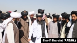 د طالبانو حکومت د پوهنې پخوانی وزير نورالله منير د افغانستان اوروزګان ولايت ته د رسمي سفر پر مهال ــ پخوانی انځور