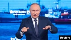 Vladimir Putin forumda çıxış edərkən
