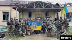 Украински войници в освободената Хоптивка, на границата с Русия.
