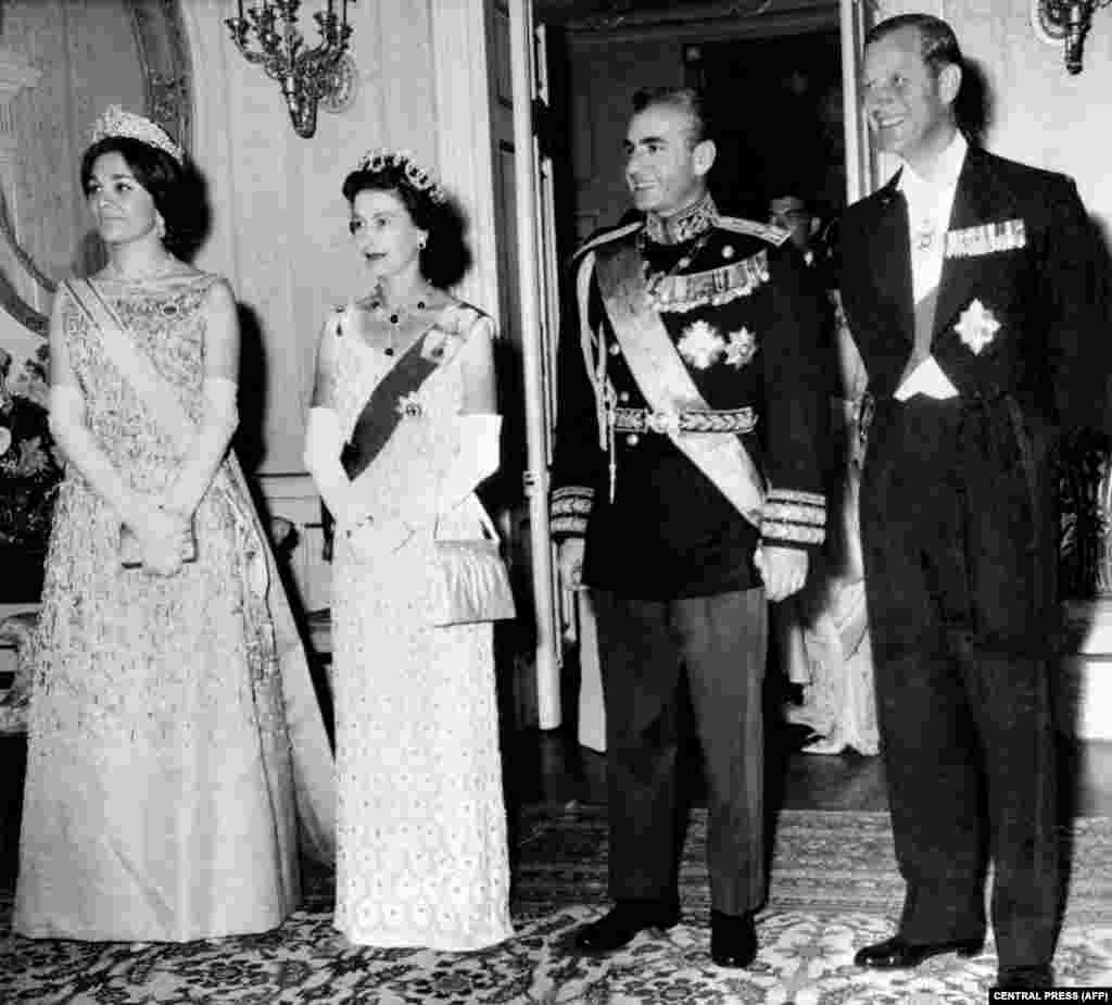 شاه، شهبانو، ملکه الیزابت و همسرش در جریان دیدار از تهران در اسفند ۱۳۳۹