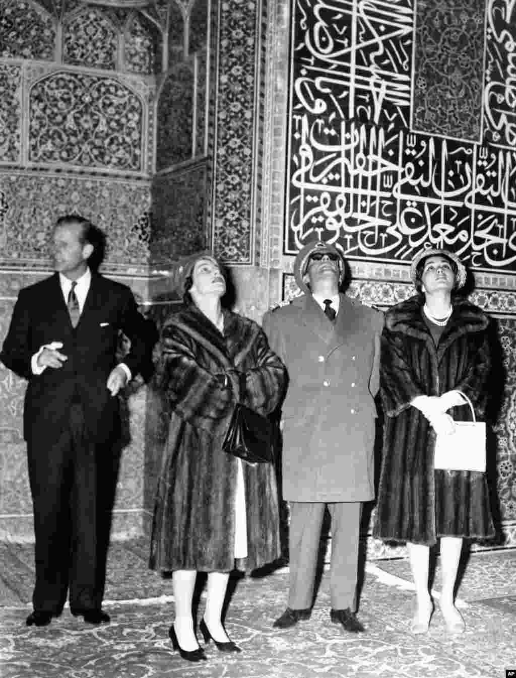 بازدید ملکه الیزابت از مسجد شیخ لطف‌الله اصفهان در ۱۴ اسفند ۱۳۳۹