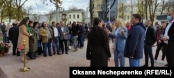 Відвідувачі скверу після відкриття та без масок