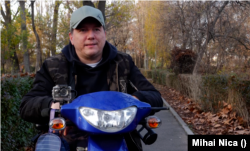 Cristian Petre și-a cumpărat un cărucior electric pentru a merge în parc.