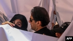 عمران خان او د هغه مېرمن د تېر کال په فېبرورۍ کې په قضیه کې تورن شوي ول ـ پخوانی انځور.