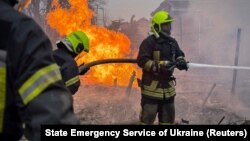 Пожежні працюють на місці російського ракетного удару, Одеса, Україна, 15 березня 2024 року 