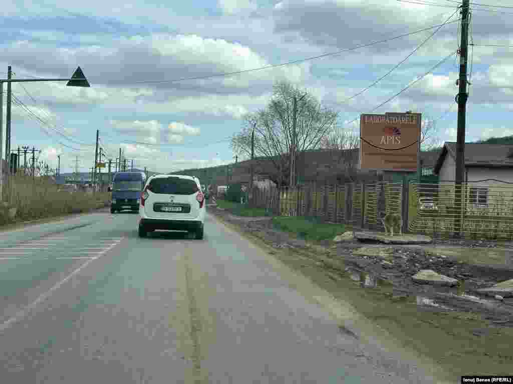 Unele străzi de la ieșirea din Iași sunt pline de noroi, ca acest drum național ce duce spre localitatea Tomești. 