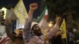 Иранцы в Тегеране радуются атаке дронами и ракетами территории Израиля. Корпус стражей исламской революции (КСИР) нанес воздушные удары по Израилю 14 апреля.<br />
<br />
Беспрецедентный крупномасштабный ракетный удар по Израилю вызвал сирены воздушной тревоги по всей стране, хотя ПВО отразила&nbsp;большинство летящих снарядов.