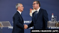Єнс Столтенберґ і Александар Вучич на пресконференції в Белграді, 21 листопада 2023 року
