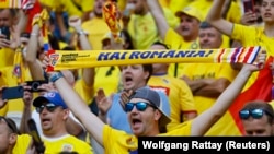 Suporterii români se bucură în timpul meciului împotriva Slovaciei, scor 1-1, în urma căruia România depășește faza grupelor la EURO 2024 pentru prima dată după 24 de ani.