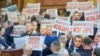 Poslanici opozicije na konstitutivnoj sednici Skupštine Srbije, 6. februar 2024.