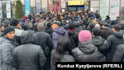 The protesters demanded that the previous system -- based on a flat annual sum -- be kept in place.