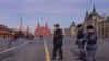 Ofițeri de poliție ruși patrulează în Piața Roșie din centrul Moscovei, Rusia, pe 20 martie 2023.