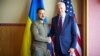 Президентите на Украйна и САЩ Володимир Зеленски и Джо Байдън си стискат ръцете по време на срещата на върха на лидерите на Г-7 в Хирошима, Япония, на 21 май 2023 г.