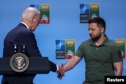 Президент України Володимир Зеленський вітається із президентом США Джо Байденом на полях саміту НАТО у Вільнюсі. Литва, 12 липня 2023 року