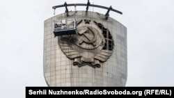 Під час демонтажу герба СРСР зі щита монумента «Батьківщина-мати», замість якого встановлять Тризуб – герб України. Київ, 30 липня 2023 року 