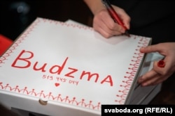 Konobarica piše na kutiju za dostavu, mart 2024.