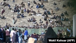 په تورخم کې افغان کډوال د ثبت او راجستر پر مهال. له دې پروسه افغان کډوال افغانستان ته استول کېږي. November 12, 2023