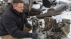 Представник прокуратури показує уламки ракети, яка, на думку правоохоронців, була виготовлена в Північній Кореї і використана під час удару по Харкову 6 січня 2024 року