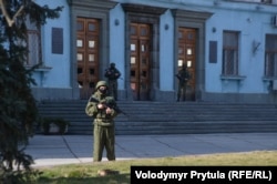 Російські військові без пізнавальних знаків захопили приміщення Ради міністрів АР Крим. Сімферополь, Крим, 27 лютого 2014 року