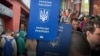 Радіо Свобода поговорило із двома чоловіками призовного віку у чеській столиці, аби дізнатися, як вони ставляться до обмежень консульських послуг та чи планують для поновлення документів повертатися до України
