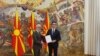Стево Пендаровски, претседател на Северна Македонија, му го врачува мандатот за состав на преодна Влада на Талат Џафери, досегашен претседател на Собранието
