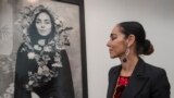 شیرین نشاط در نمایشگاهی از آثارش در لس‌آنجلس، فوریه ۲۰۲۰
