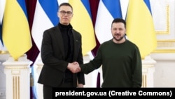 Президент України Володимир Зеленський і президент Фінляндії Александр Стубб (ліворуч) під час зустрічі у Києві, Україна, 3 квітня 2024 року 