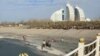 Ljudi na plaži u Avazi, februar 2024. godine.