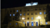 Палатка Араика Арутюняна перед президентской резиденцией в Степанакерте