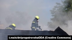 Рятувальники працюють на місці російського удару в Дніпрі, фото ілюстративне