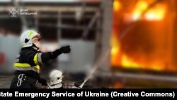 Пожежники ліквідовують пожежу, що виникла внаслідок падіння уламків ракети під час російської атаки. Київська область, 12 червня 2024 року