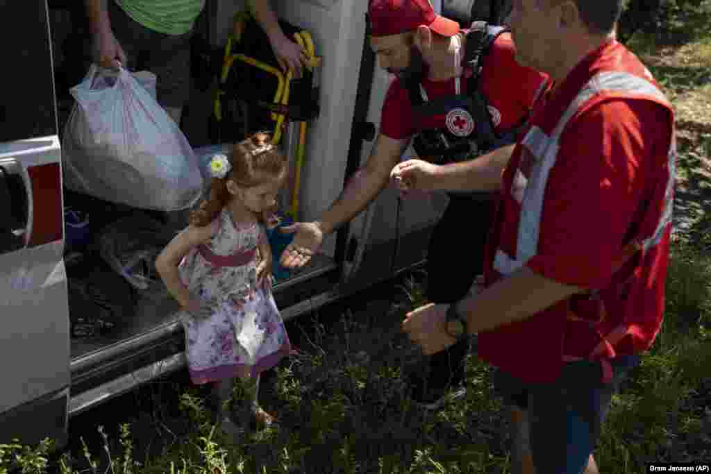 Ліля разом із мамою виходять із машини швидкої допомоги, якою вони виїхали з Куп'янська в евакуацію