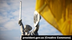 19,3 % респондентів вважають, що ситуація не буде погіршуватись, але навряд чи і покращиться, 10,8% очікують, що найімовірніше буде погіршуватися.