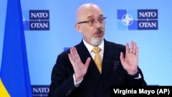 Міністр оборони України Олексій Резніков спілкується зі ЗМІ під час зустрічі міністрів оборони країн НАТО. Брюссель, 15 червня 2023 року