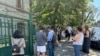 Elevii de la Colegiul Național &bdquo;Gheorghe Șincai&rdquo; au fost așteptați la poarta liceului de către părinții lor.<br />
La unele licee, elevii au ieșit din examen după ora 13.00 pentru că au stat să le fie scanate foile de examene.&nbsp;