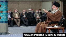 در دوره اخیر هیچ نشانه ظاهری از بیماری، غیر از عوارض کهنسالی معمولی، در علی خامنه‌ای ۸۴ ساله دیده نشده است