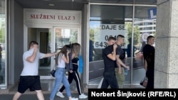 Ljudi koji su bili unutar Novosadskog sajma napuštaju tu zgradu nakon što su opozicioni predstavnici i aktivisti alarmirali javnost