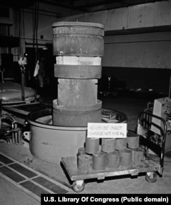 Слитъци форми от обеднен Уран, заснети в Колорадо през 1957 г.