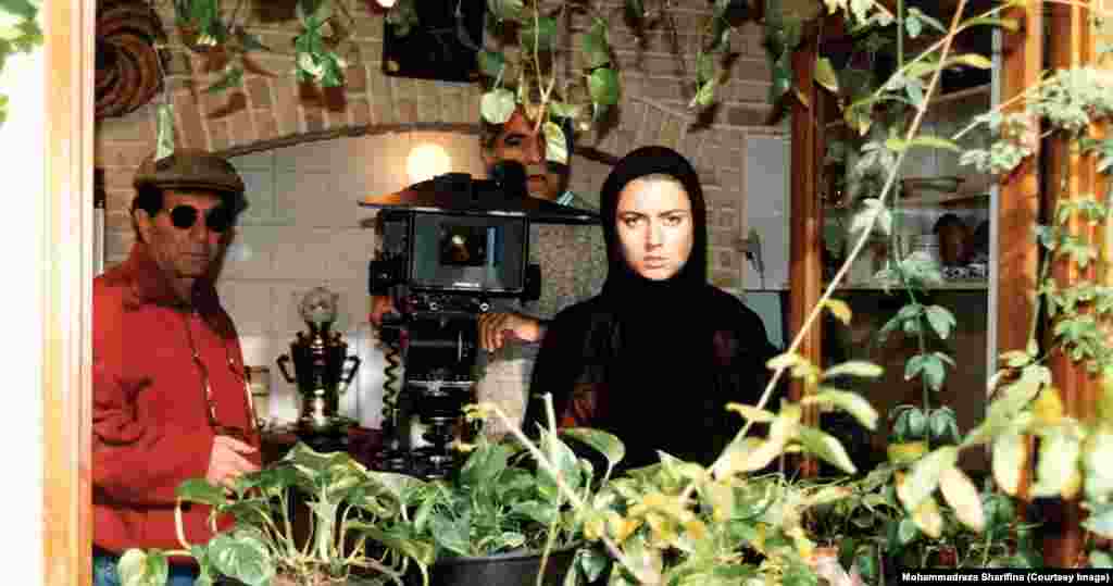داریوش مهرجویی همراه لیلا حاتمی و محمود کلاری در پشت صحنه فیلم «لیلا»