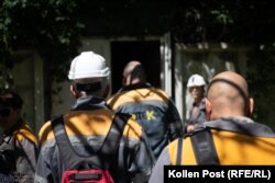 Dok se oglašava još jedan alarm za vazdušni napad, zaposleni u termoelektrani ulaze u podzemno sklonište.