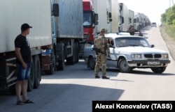 Coadă de camioane la punctul de control Armyansk, între regiunea Herson și Crimeea, 23 iunie 2023. Fotografia a fost făcută la o zi după ce podul Ciongar a fost avariat în urma unui atac cu rachete și închis traficului.